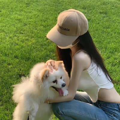 她在这里